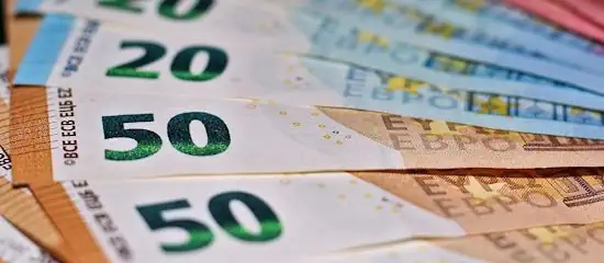 O burlão exige dinheiro.